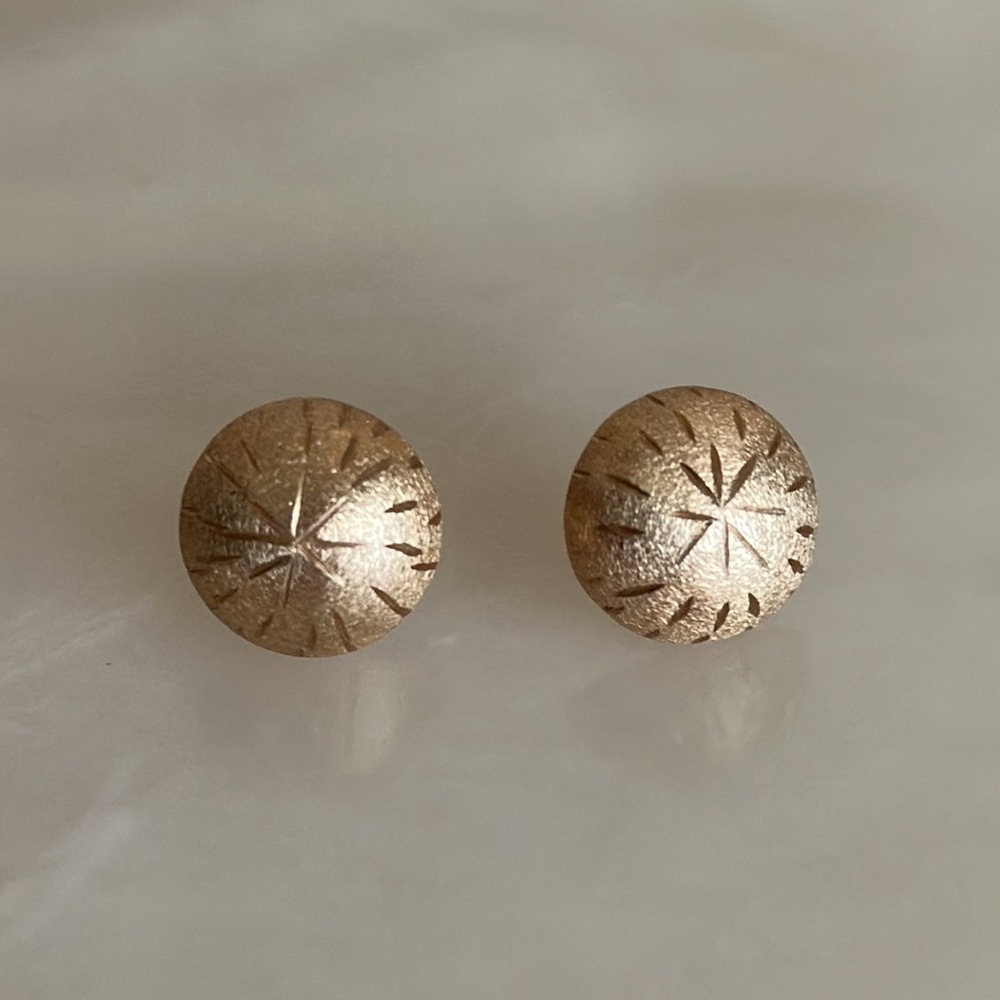 14k Solid Brushed Gold Sand Dollar Stud Earrings - image 3